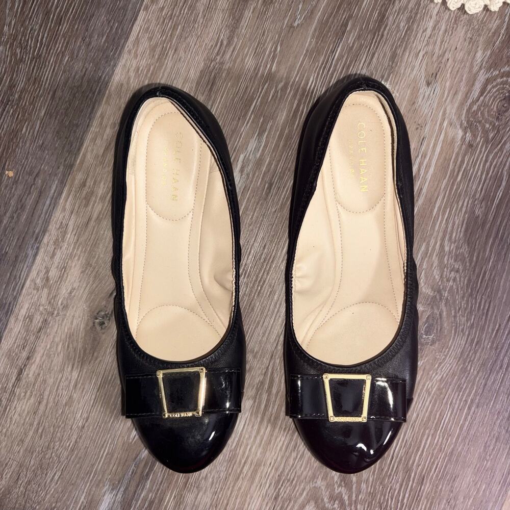 Cole Haan Women’s Emory Bow Wedge Pumps Black Leather Patent Cap Toe Size 6:5B - Picture 3 of 3